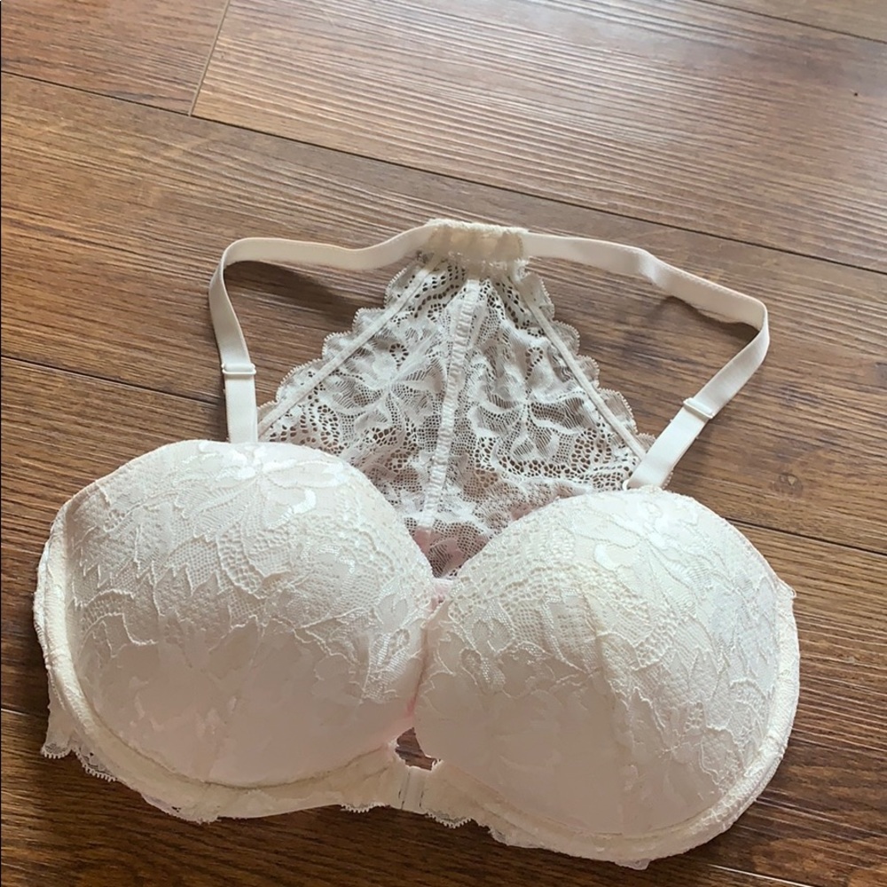 Beautiful lace back front closure VS pink. EEUC